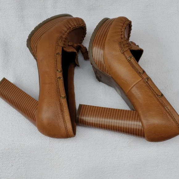 Cute tan  loafer heels size 6 1/2 - Picture 4 of 6
